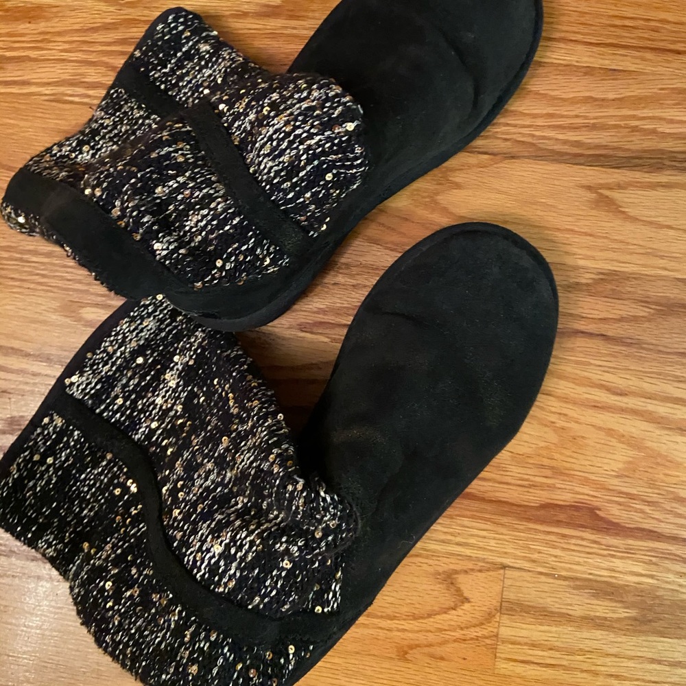Ugg boots in good condition spot on top of foot